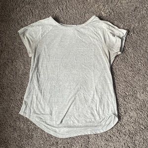 Women’s gray shirt sleeve shirt